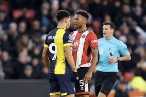 詹姆斯在阿森纳比赛中出色防守，重返赛场引发热议！观众掌声雷动的简单介绍