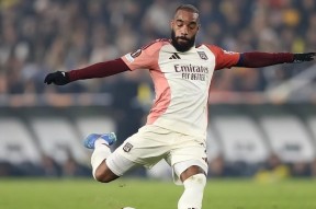 法国队观众热烈欢呼！，蒂姆迎来二十赛季出色发挥比赛高潮迭起(从未见过电影里打架观众会鼓掌加油的盛况)